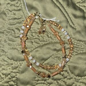Elegant Beaded Bracelet in Gold and Cream